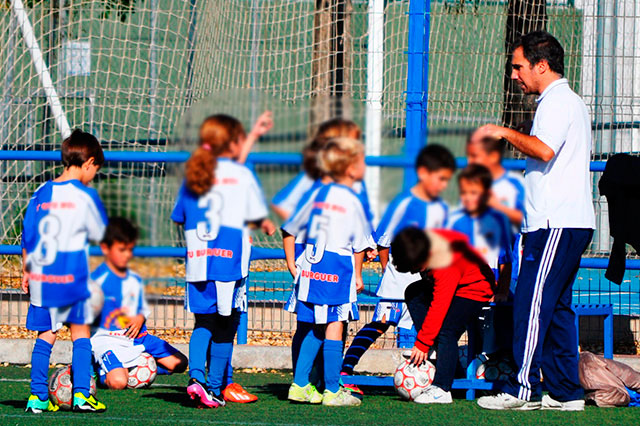 coach in soccer schools, trainer soccer schools, coach level 2 in soccer, expert in sports education in soccer, coach in viso del alcor